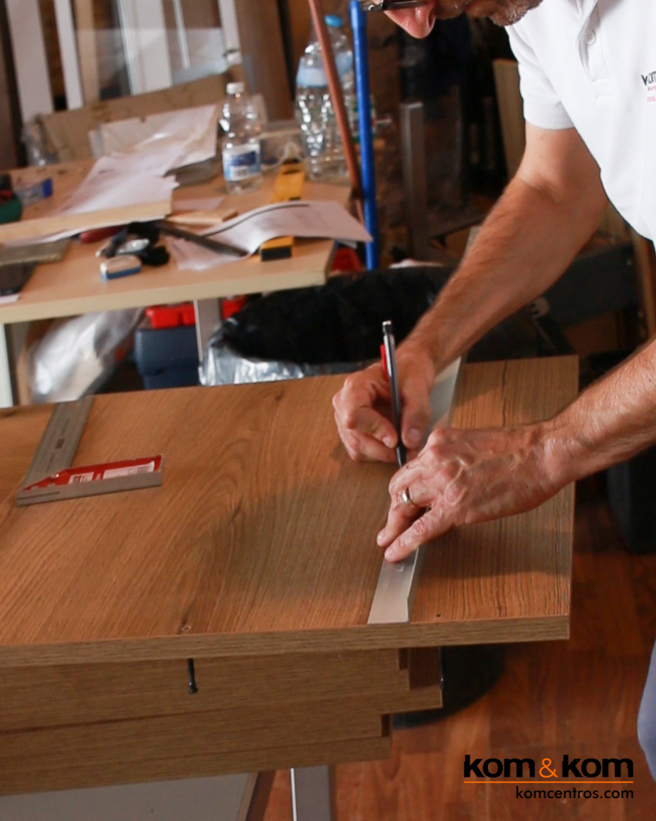 Carpintero trabajando la madera en el taller de Kom&Kom